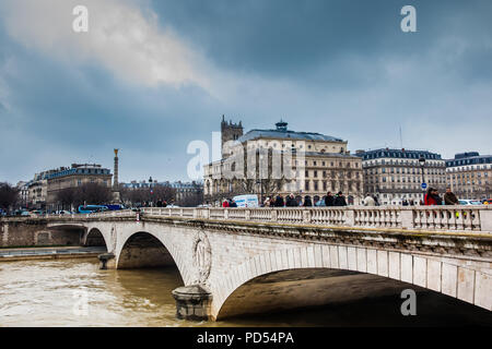 Pont au cambiare oltre la Senna in una fredda giornata invernale Foto Stock