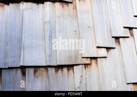 Il legno di una superficie di una parete con la luce schede marrone Foto Stock