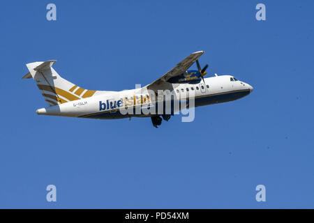 Isole blu ATR-42 corto raggio compagnia aerea a turboelica decollare da Cardiff Galles Airport Foto Stock