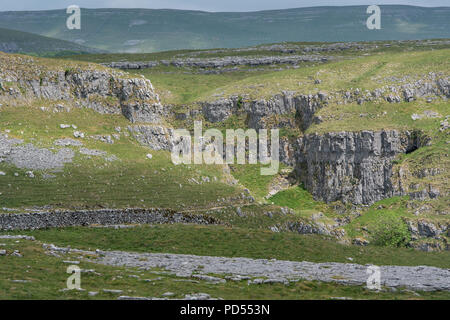 Affioramenti calcarei su Malham Moor nel Yorkshire Dales, UK. Foto Stock