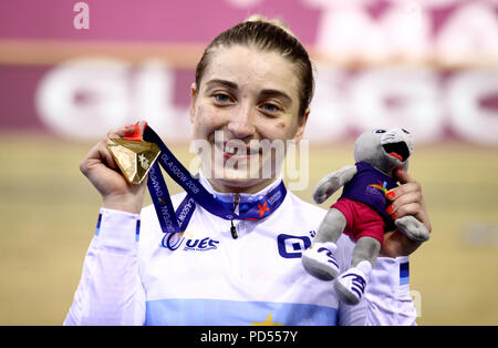 In Russia la Daria Shmeleva festeggia dopo aver vinto l'oro nel femminile 500m crono finale durante il giorno cinque del 2018 Campionati Europei presso il Sir Chris Hoy Velodromo, Glasgow. Foto Stock