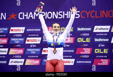 In Russia la Daria Shmeleva festeggia dopo aver vinto l'oro nel femminile 500m crono finale durante il giorno cinque del 2018 Campionati Europei presso il Sir Chris Hoy Velodromo, Glasgow. Foto Stock