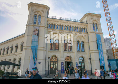 Oslo, Norvegia, luglio 21, 2018: la gente a piedi dal Premio Nobel per la Pace nel centro di Oslo. Foto Stock