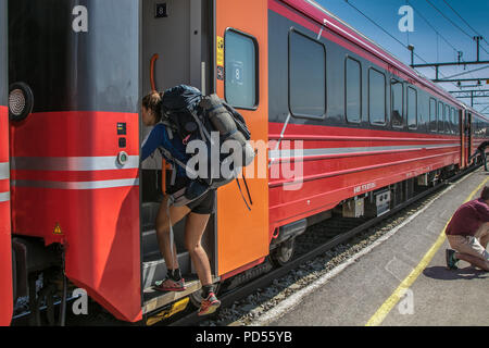 Escursionista femmina è di salire a bordo di un treno in Norvegia. Foto Stock