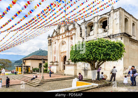 San Juan del Obispo, Guatemala - Giugno 24, 2018: Una delle prime chiese cattoliche in Guatemala decorato per il Corpus Domini celebrazioni. Foto Stock