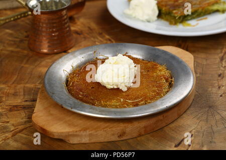 Deliziosi piatti tradizionali dessert turco kunefe con polvere di pistacchio Foto Stock