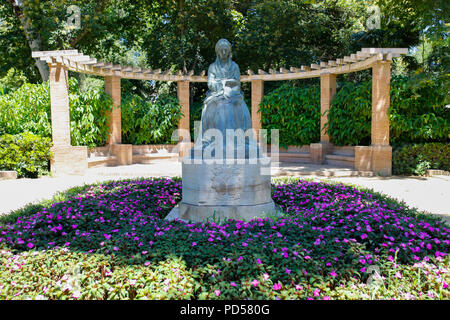 Siviglia, Spagna - Luglio 7th, 2018: Statua della Principessa Luisa Fernanda da Enrique Perez Comendador. Il parco recanti il suo nome. Foto Stock
