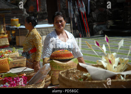 Adoratori di indù a pura Dalem, tempio indù in Ubud, Bali. Indonesia. Foto Stock