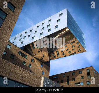 nhow Hotel Berlin di Sergei Tchoban, 2010, facciata specchiata sul fiume Spree, Friedrichshain, Germania Foto Stock