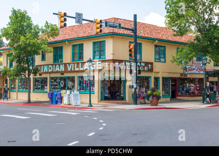 ESTES PARK, CO, Stati Uniti d'America-18 luglio 18: un angolo di strada sul gateway comune di Rocky Mountain National Park. Foto Stock