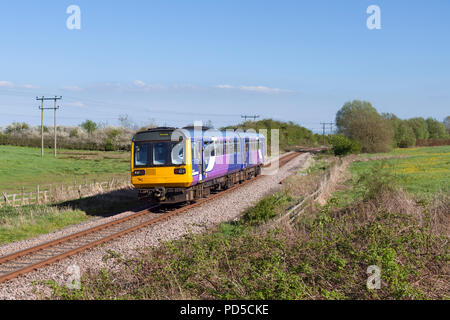 Un Arriva Nord classe rampa 142 pacer treno passa Whessoe sulla singola traccia Bishop Auckland linea di diramazione Foto Stock