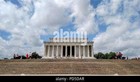 Sopraffatte da cieli blu e bianco delle nuvole di estate, il Lincoln Memorial si siede in cima ad un altipiano di passi in Washington, DC. Foto Stock