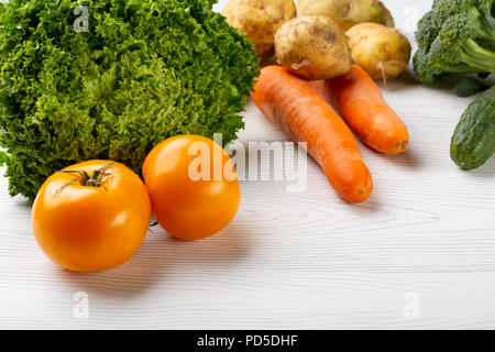 Rainbow frutta e verdura colorata su un tavolo bianco. Succo di frutta e ingredienti frullato. Alimentazione sana Dieta concetto. Foto Stock