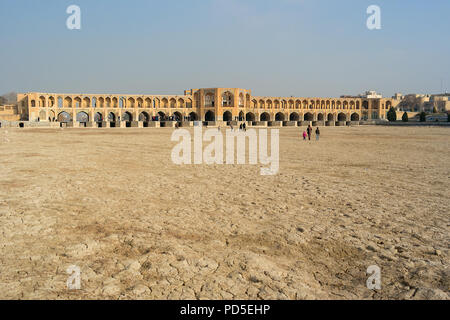 La splendida Khajou Ponte Khaju a Isfahan, Iran attraversando il fiume essiccato il letto del fiume Zayandeh. Foto Stock