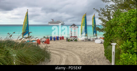 Vista da Half Moon cay beach su Carnival Liberty Bahamas Foto Stock