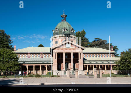 Bathurst Courthouse è un patrimonio-elencati edificio costruito nella Federazione libera di stile classico a Bathurst, Nuovo Galles del Sud, Australia. Foto Stock