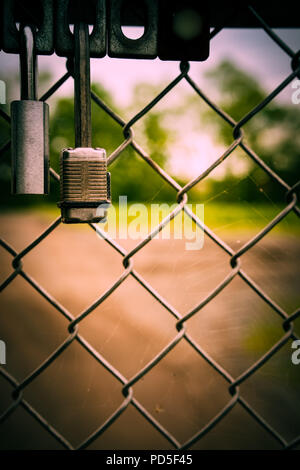Due serrature close up sul filo fencs. Foto Stock