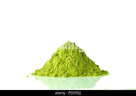 Cumulo di tè verde Matcha massa su sfondo bianco con la riflessione Foto Stock