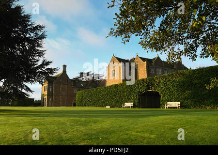 Ampio angolo di visione del Fawsley Hall Hotel & Spa a Daventry, Northamptonshire, Inghilterra, dal prato anteriore.. Foto Stock