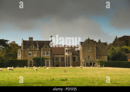 Ampio angolo di visione del Fawsley Hall Hotel & Spa a Daventry, Northamptonshire, Inghilterra, dal campo di fronte all'hotel. Foto Stock