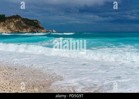 Caraibi spiaggia ghiaiosa. Caribs. turchese mare tempestoso Foto Stock