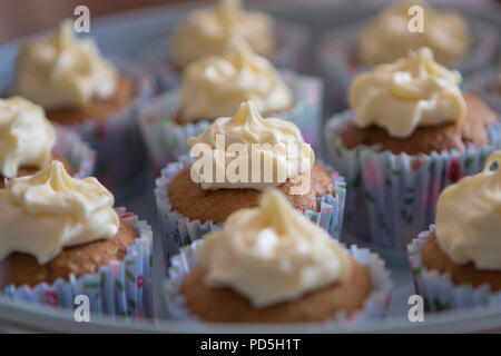 Le mamme in casa vaniglia tortine con crema di burro liscia glassa. Foto Stock