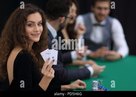 Bella donna che mostra una combinazione di quattro assi. Foto Stock