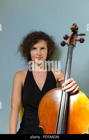 Ritratto di giovane donna con il suo violoncello Foto Stock