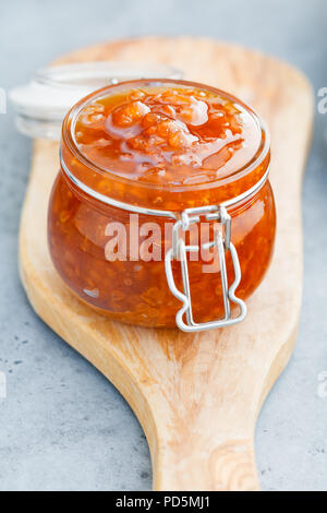 Vaso di vetro con cloudberry inceppamento. Cucina nordica. Foto Stock