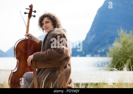 Giovane musicista sulla riva del mare, ritratto Foto Stock