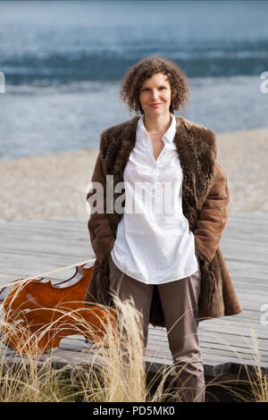 Giovane musicista sulla riva del mare, ritratto Foto Stock