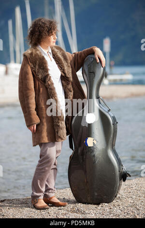 Giovane musicista sulla riva del mare, ritratto Foto Stock