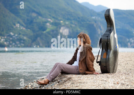 Giovane musicista sulla riva del mare, ritratto Foto Stock