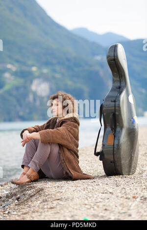 Giovane musicista sulla riva del mare, ritratto Foto Stock