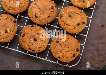 Home pane appena sfornato, fiocchi d'avena e scaglie di cioccolato cookie sul raffreddamento per rack. Snack sani per la prima colazione. Messa a fuoco selettiva Foto Stock