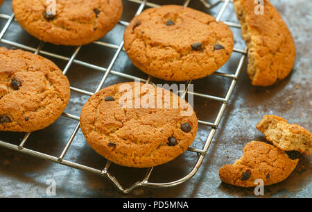 Home pane appena sfornato, fiocchi d'avena e scaglie di cioccolato cookie sul raffreddamento per rack. Snack sani per la prima colazione. Messa a fuoco selettiva Foto Stock