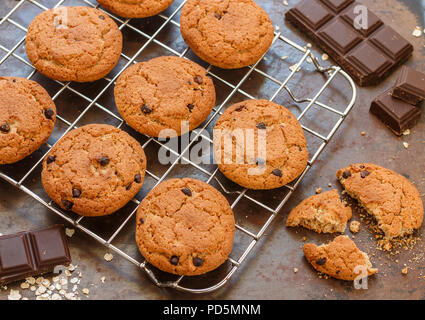 Home pane appena sfornato, fiocchi d'avena e scaglie di cioccolato cookie sul raffreddamento per rack. Snack sani per la prima colazione. Messa a fuoco selettiva Foto Stock