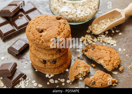 In casa tutto il frumento Farina di avena i biscotti con scaglie di cioccolato. Gustosi snack sani per la prima colazione. Messa a fuoco selettiva Foto Stock