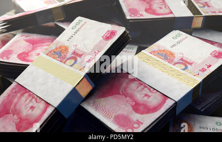 Un mucchio di casualmente disperse fasci di yuan cinese banconote isolato su un background - 3D render Foto Stock