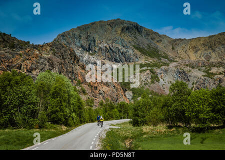 I ciclisti su strada tranquilla, Leka Isola, Norvegia. Foto Stock