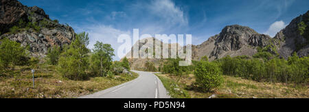 Strada tranquilla su Leka Isola, Norvegia. Foto Stock