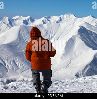 Sciatore rende la foto sulla parte superiore di alta montagna innevata. Montagne del Caucaso in inverno, Georgia, regione Gudauri. Foto Stock