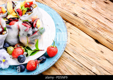 Fresco giapponese assortiti summer rolls impostato con frutti Foto Stock