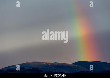 Bellissimo e surreale vista di parte di un arcobaleno su alcune colline Foto Stock