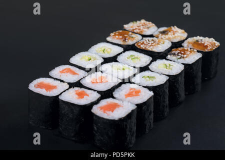 Grandi rotoli di nori impostato su sfondo nero Foto Stock