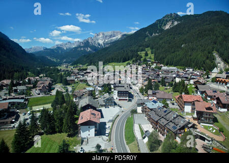 Vista aerea di Campitello di Fassa dal Col Rodella Funivia, Italia Foto Stock