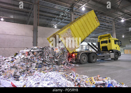 Carrello trasporta la carta riciclata per il riciclaggio in un mulino - Produzione della carta in un mulino Foto Stock