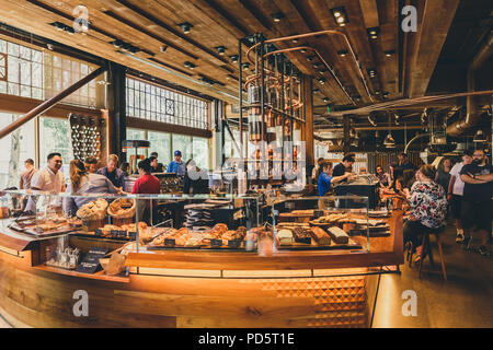 Seattle, Washington, Stati Uniti d'America - Luglio 6, 2018: Gli interni della riserva di Starbucks Roastery e la sala di degustazione a Seattle, nello stato di Washington, USA Foto Stock