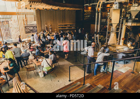 Seattle, Washington, Stati Uniti d'America - Luglio 6, 2018: Gli interni della riserva di Starbucks Roastery e la sala di degustazione a Seattle, nello stato di Washington, USA Foto Stock
