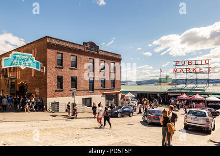 Seattle, Washington, Stati Uniti d'America - 6 Luglio 2018: Il Mercato di Pike Place o Public Market Center nella stagione estiva, Seattle, Washington, Stati Uniti d'America Foto Stock